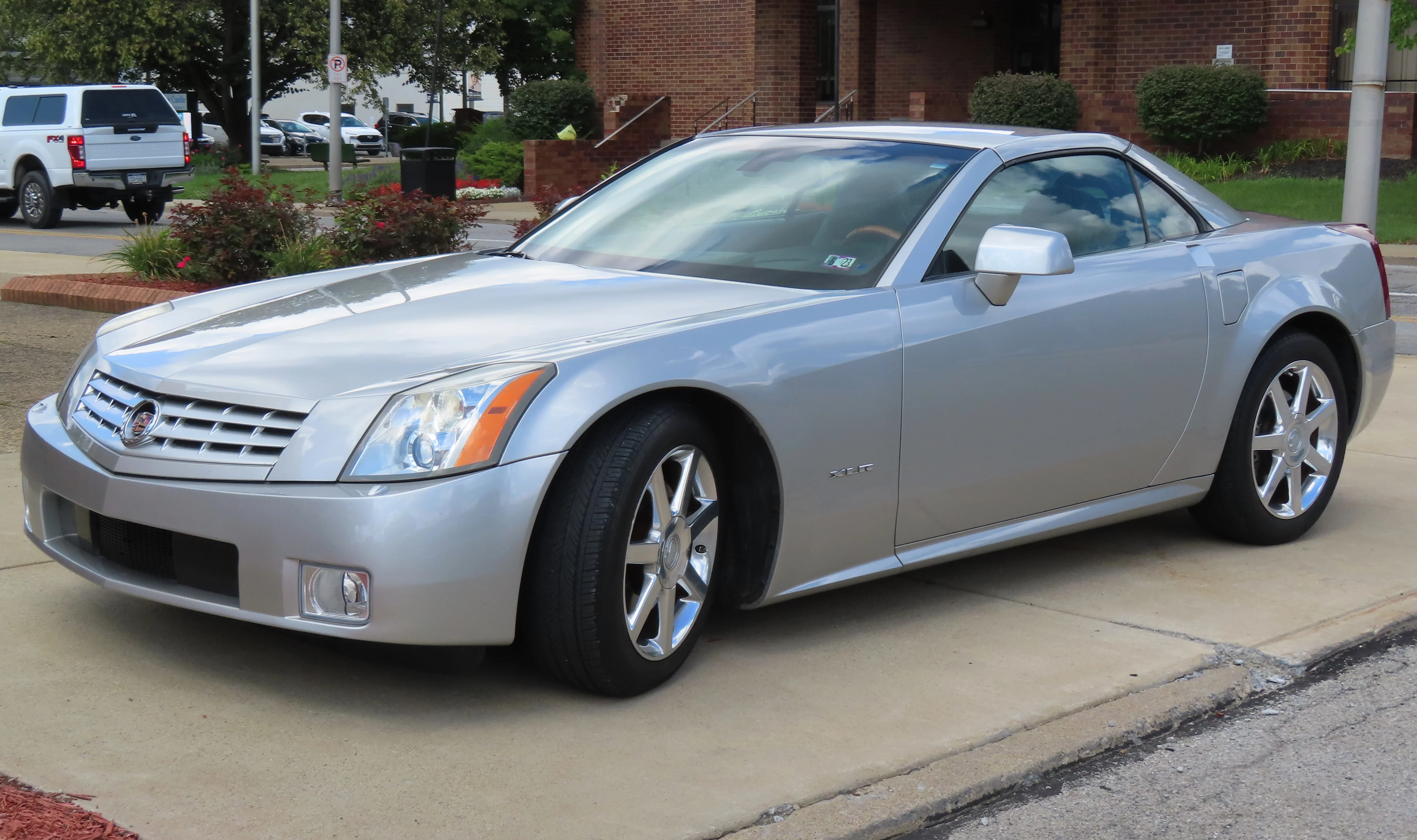 Cadillac XLR – Cadillac grand tourer