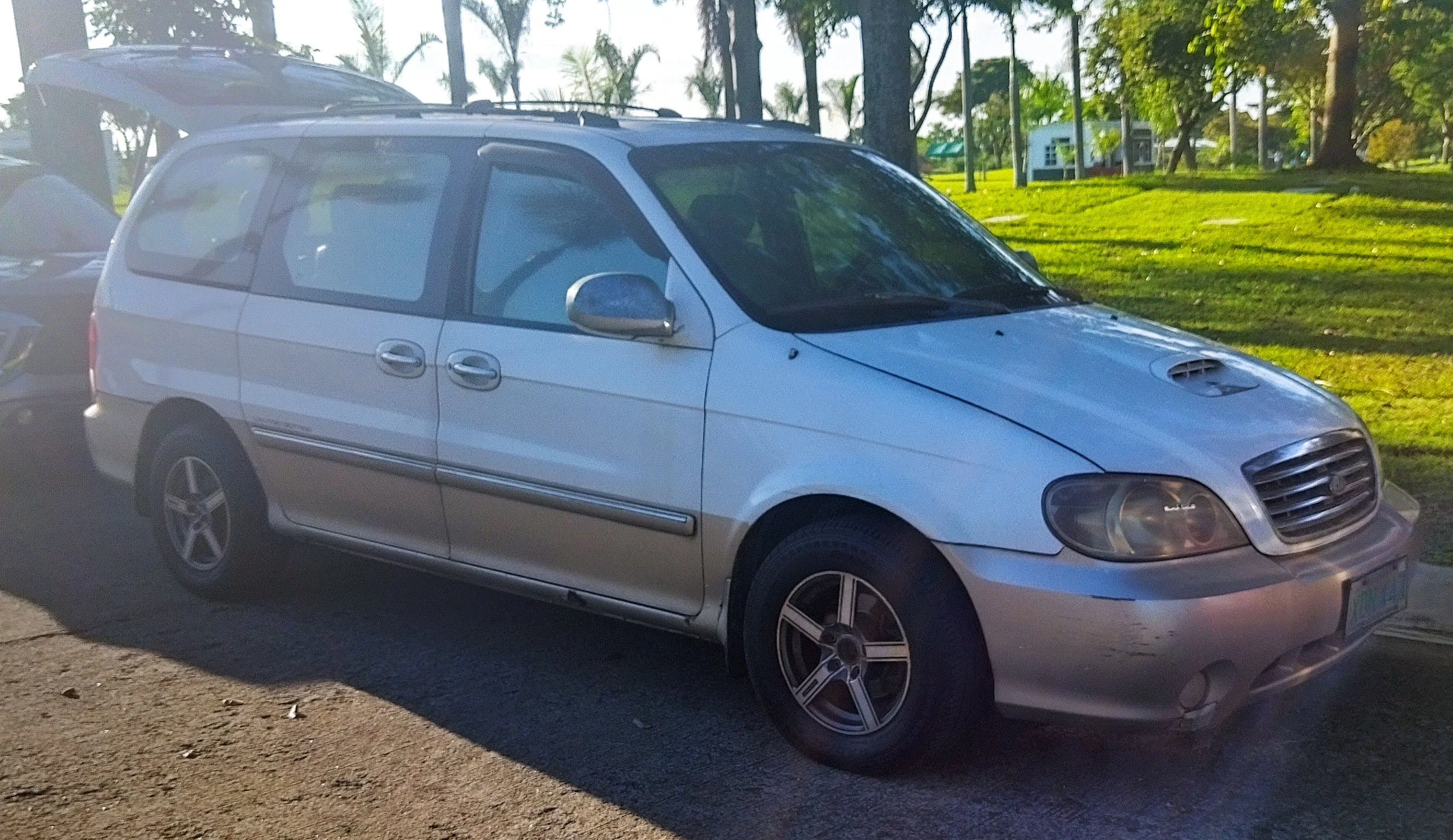 Kia Carnival – Kia minivan
