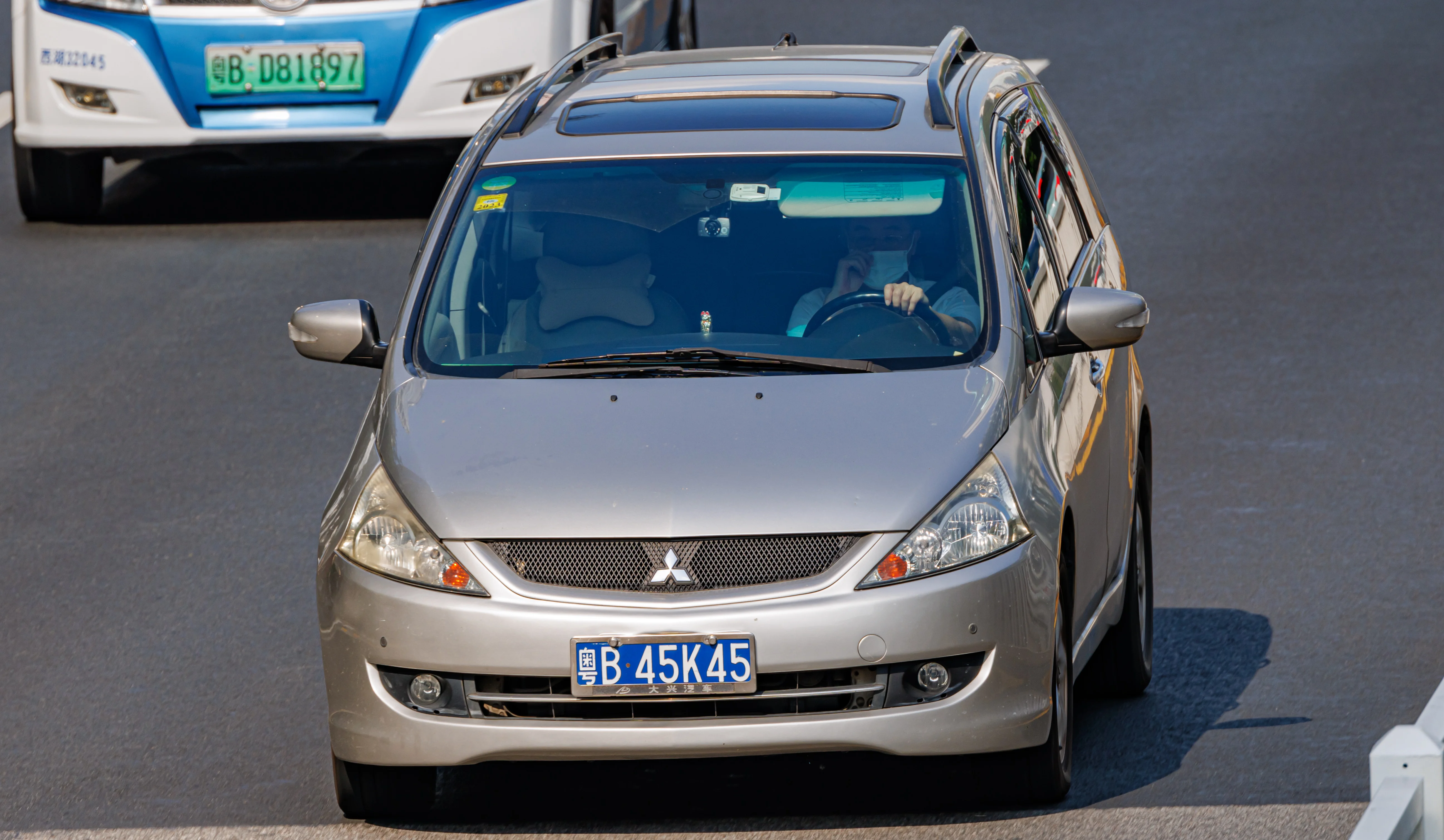 Mitsubishi Grandis – Mitsubishi mid-size mpv