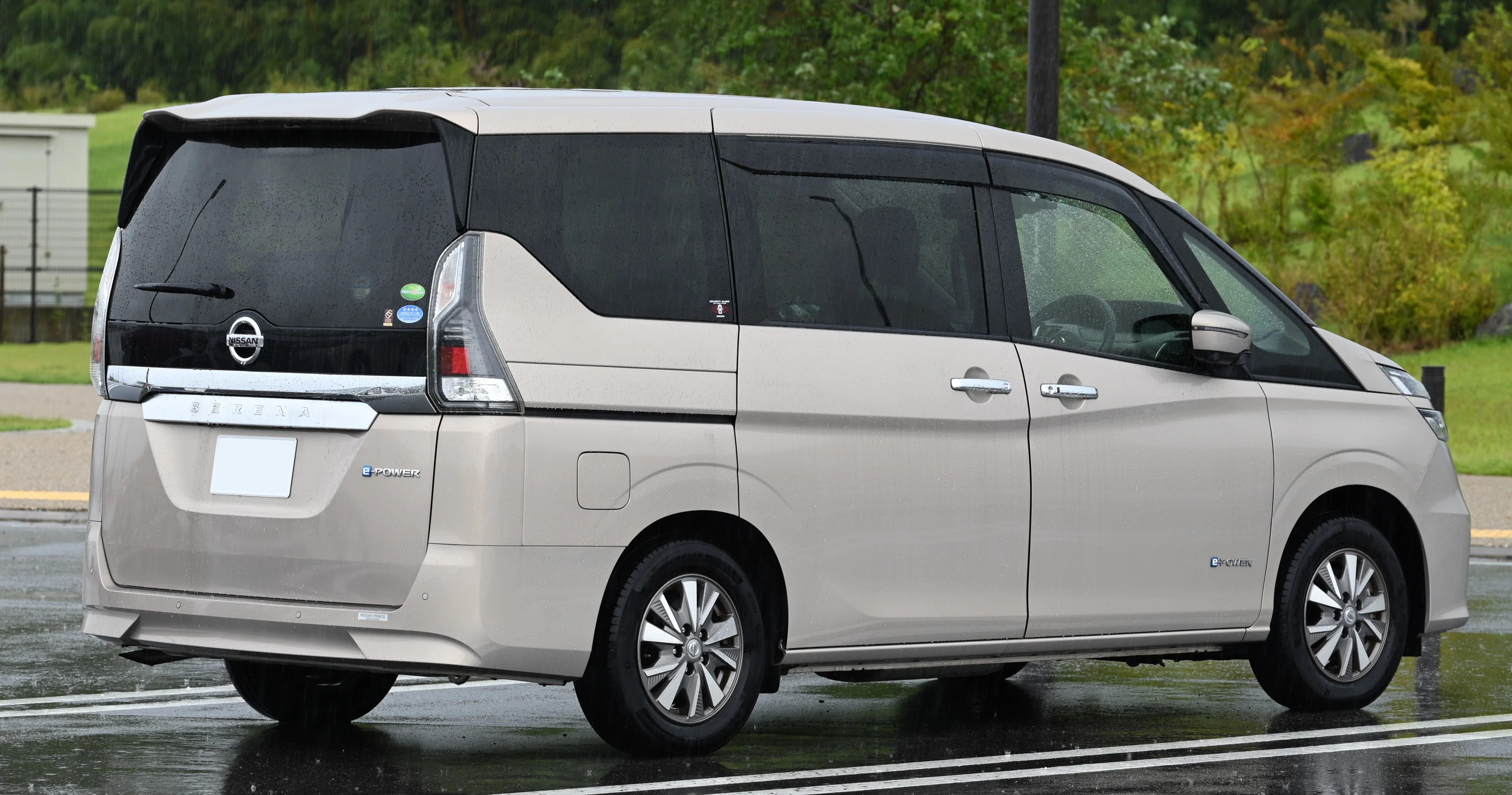 Nissan Serena – Nissan minivan