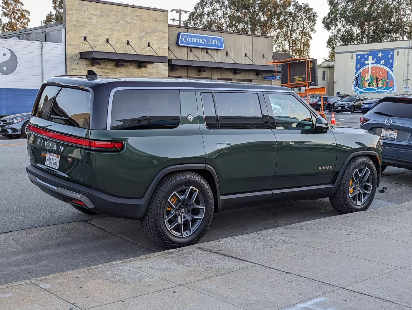 Rivian R1S – Rivian full-size suv
