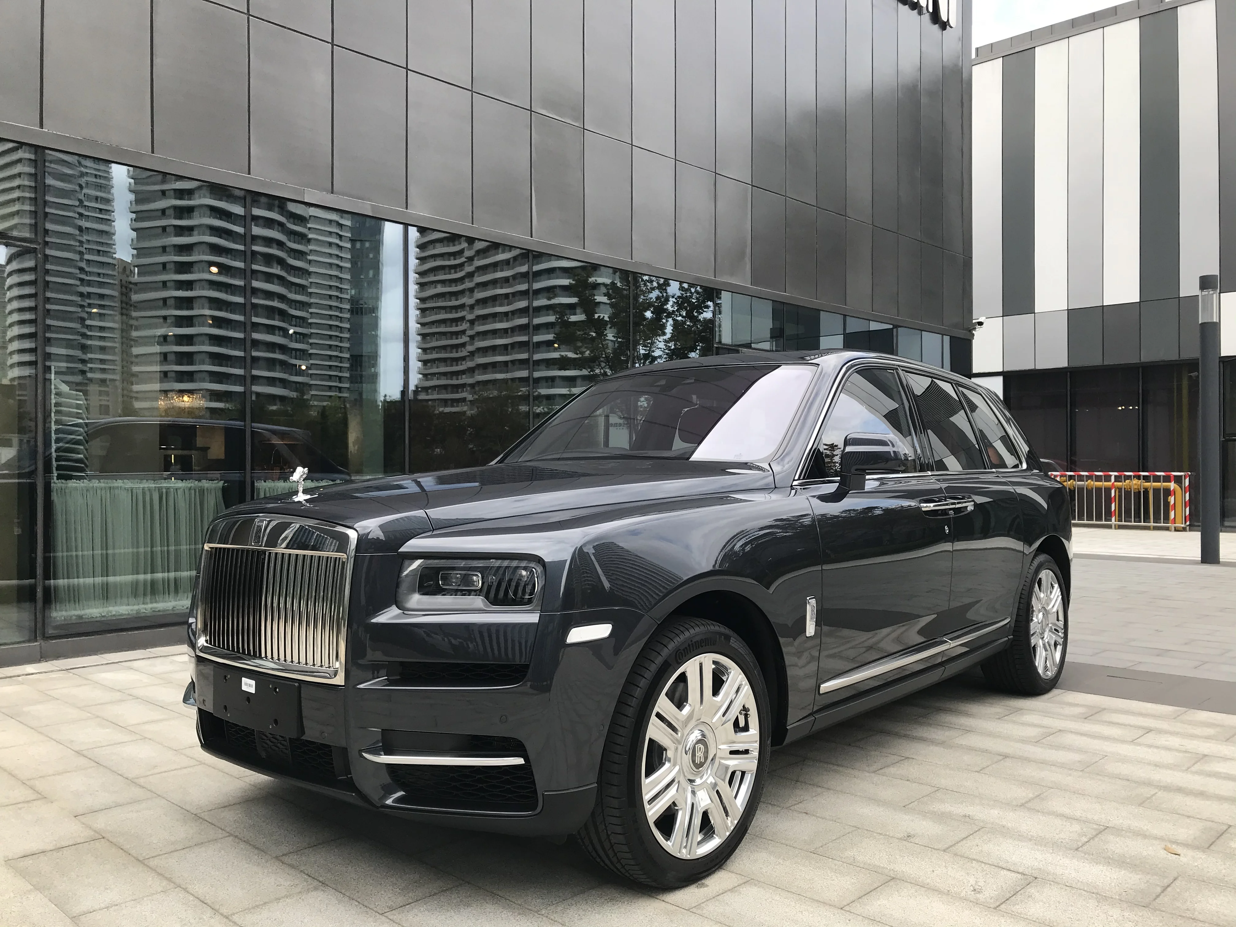 Rolls-Royce Cullinan – Rolls-Royce full-size luxury crossover suv