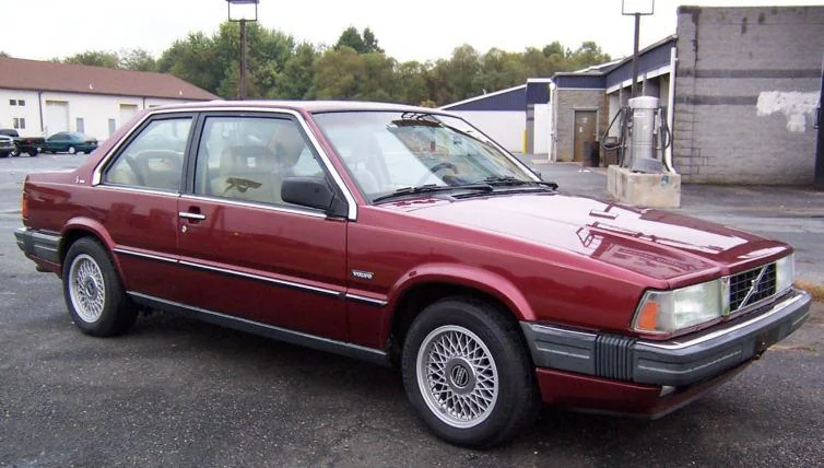 Volvo 700 Series – Volvo mid-size luxury / executive car