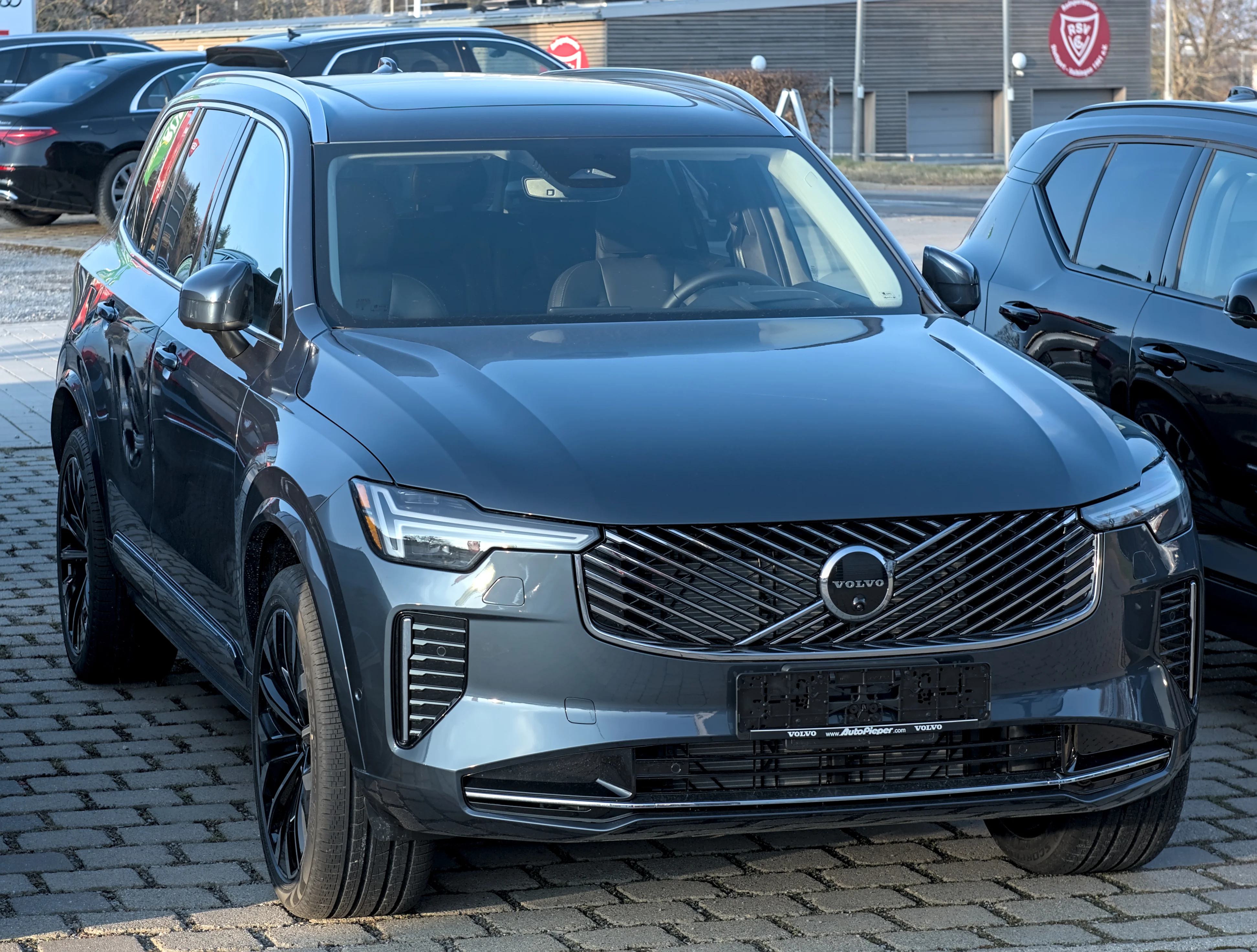 Volvo XC90 – Volvo mid-size luxury crossover suv